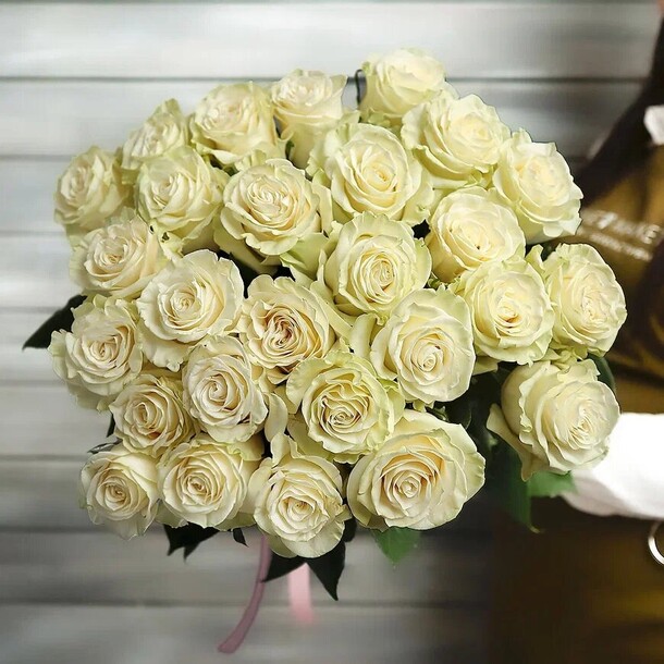 27 белых роз эквадор 50 см, артикул F1425549 - 9063 рублей, доставка по городу. Flawery - доставка цветов
