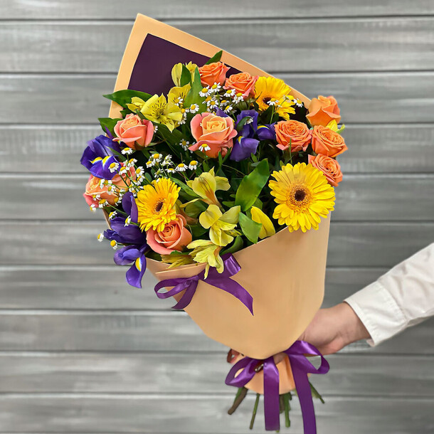 Букет из гербер и ирисов, артикул F76692 - 7454 рублей, доставка по городу. Flawery - доставка цветов