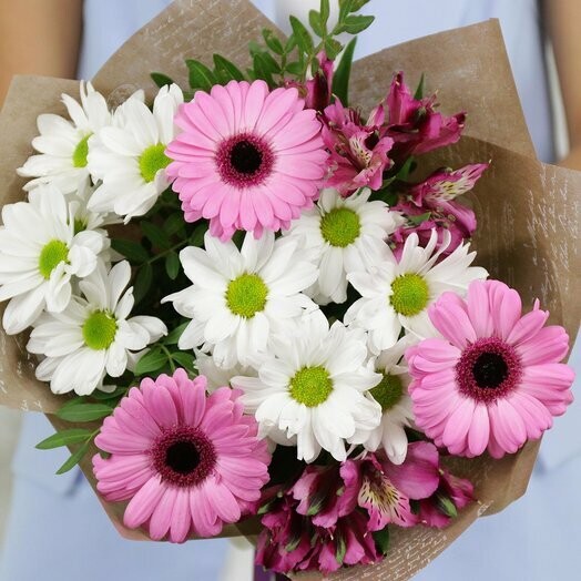 Букет из гербер, хризантем и альстромерий, артикул F76695 - 4392 рублей, доставка по городу. Flawery - доставка цветов