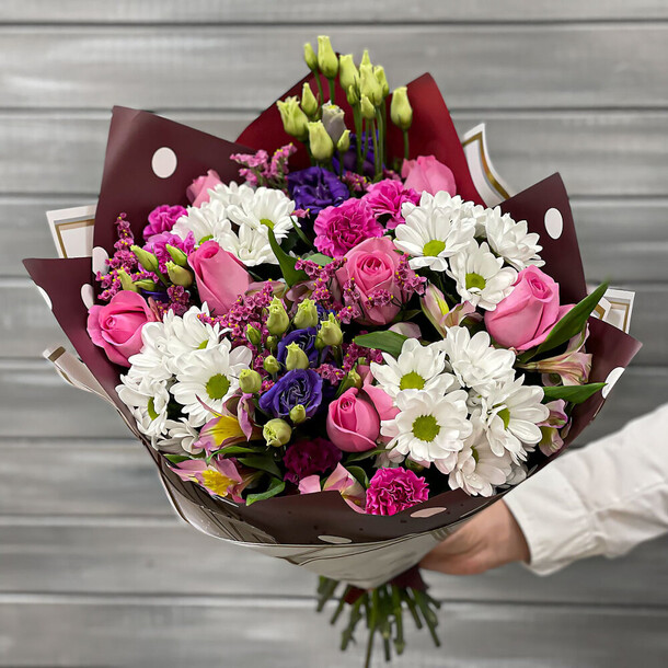 Букет из роз и хризантем, артикул F76696 - 7987 рублей, доставка по городу. Flawery - доставка цветов