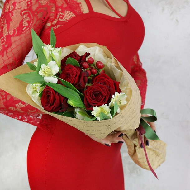 Букет из роз, альстромерий и гиперикума, артикул F78650 - 4392 рублей, доставка по городу. Flawery - доставка цветов