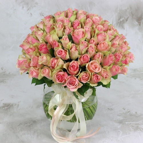 Букет из 101 зелено-розовой розы кения 40 см., артикул F980 - 9404 рублей, доставка по городу. Flawery - доставка цветов