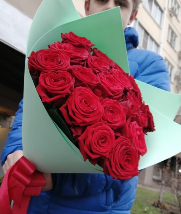 Букет 15 красных роз, артикул F1223688 - 5115 рублей, доставка по городу. Flawery - доставка цветов