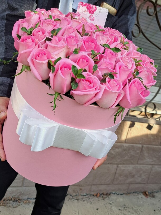 39 розовых роз в коробке, артикул F1227255 - 10835 рублей, доставка по городу. Flawery - доставка цветов