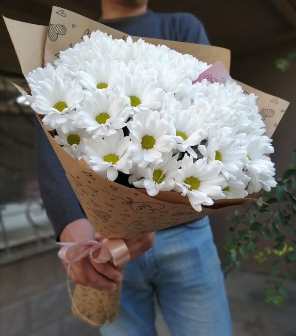 Букет белых хризантем м, артикул F1229727 - 6331 рублей, доставка по городу. Flawery - доставка цветов