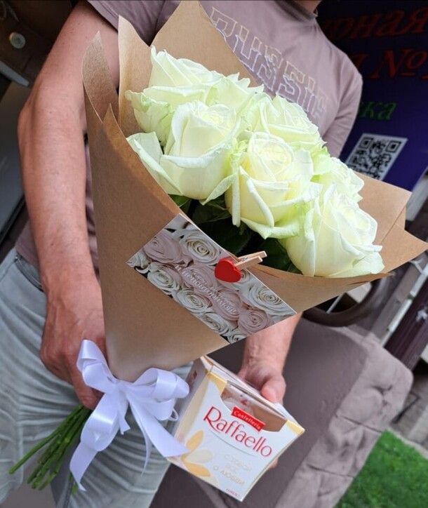 Букет 9 белых роз и конфеты "raffaello", артикул F1231848 - 4344 рублей, доставка по городу. Flawery - доставка цветов