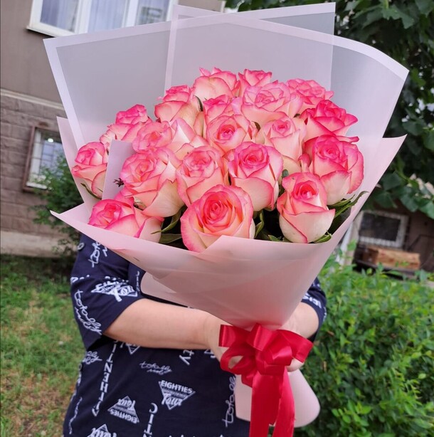 Букет 19 роз джумилия, артикул F1268868 - 5775 рублей, доставка по городу. Flawery - доставка цветов