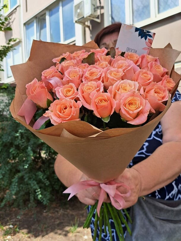 Букет 29 роз мисс пигги, артикул F1313833 - 7645 рублей, доставка по городу. Flawery - доставка цветов