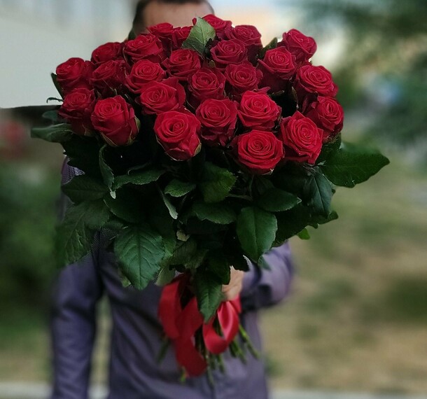 Букет 29 красных роз (60см), артикул F1313858 - 8415 рублей, доставка по городу. Flawery - доставка цветов