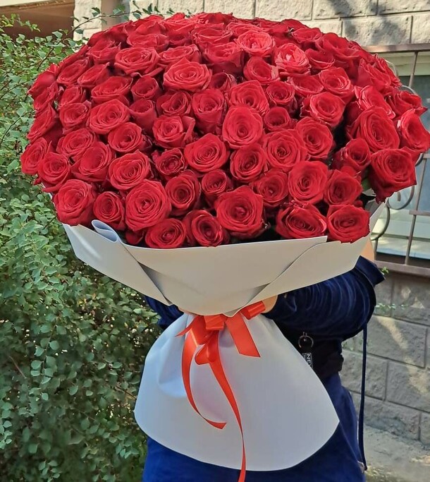 101 роза рэд наоми в упаковке, артикул F1320785 - 31130 рублей, доставка по городу. Flawery - доставка цветов