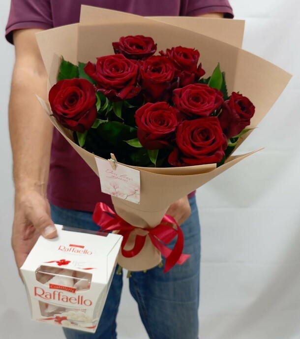 Букет красных роз и конфеты raffaello, артикул F1327114 - 4675 рублей, доставка по городу. Flawery - доставка цветов
