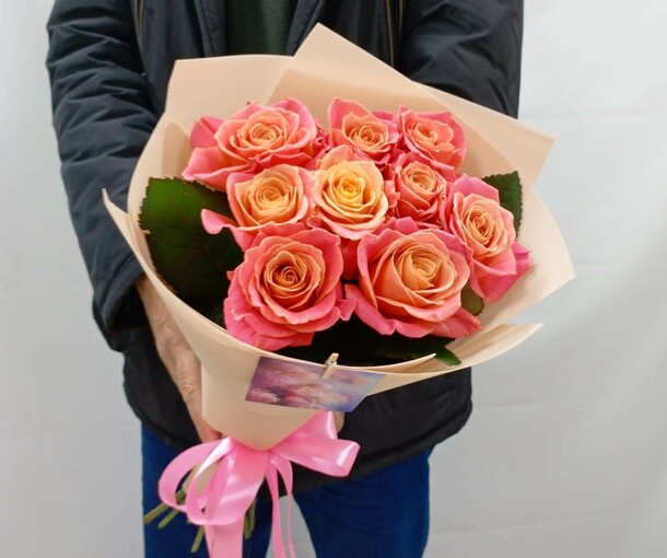 Букет 9 роз мисс пигги, артикул F1348057 - 3817 рублей, доставка по городу. Flawery - доставка цветов