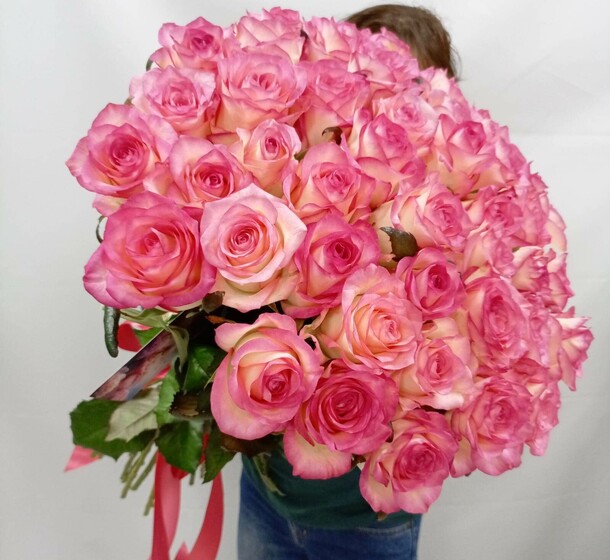 Букет 45 роз джумилия, артикул F1368292 - 10395 рублей, доставка по городу. Flawery - доставка цветов