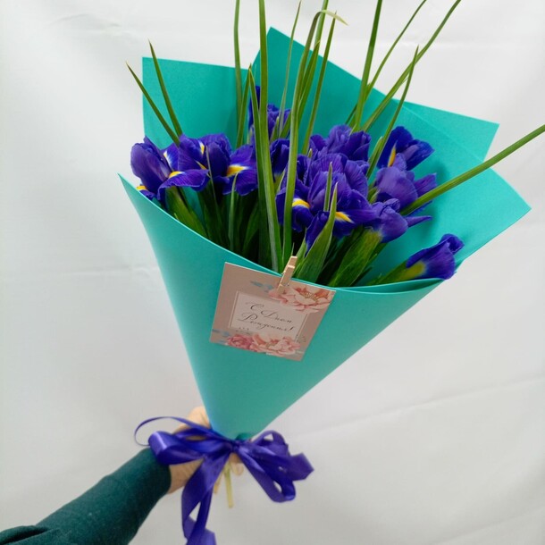 Букет 19 ирисов, артикул F1369666 - 4345 рублей, доставка по городу. Flawery - доставка цветов