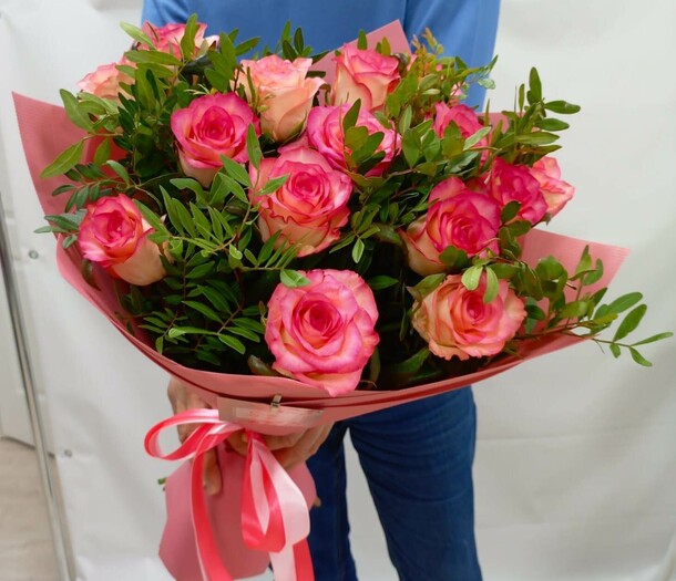 Букет 15 роз джумилия с зеленью, артикул F1385018 - 5444 рублей, доставка по городу. Flawery - доставка цветов