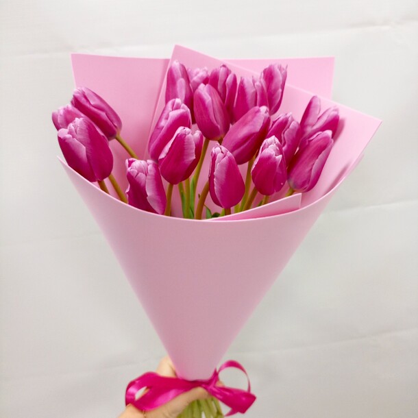 Букет ярко розовых тюльпанов, артикул F1393485 - 4950 рублей, доставка по городу. Flawery - доставка цветов