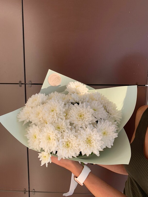 Букет из белых хризантем облако, артикул F1218402 - 3200 рублей, доставка по городу. Flawery - доставка цветов