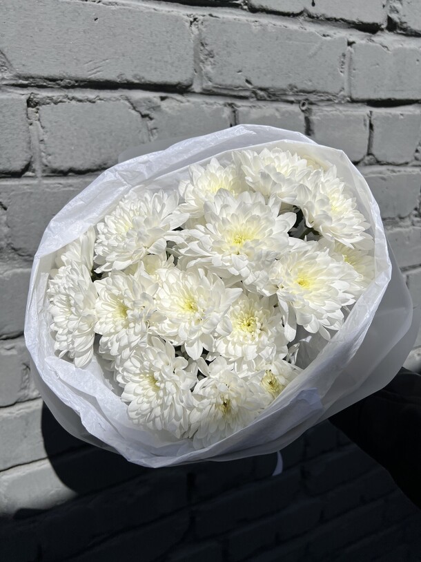 Букет белых хризантем, артикул F1274155 - 2408 рублей, доставка по городу. Flawery - доставка цветов