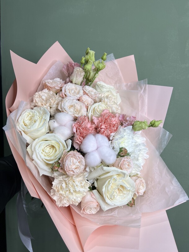 Авторский букет «нежный зефирчик» (розы, хлопок, эустома), артикул F1287541 - 7341 рублей, доставка по городу. Flawery - доставка цветов