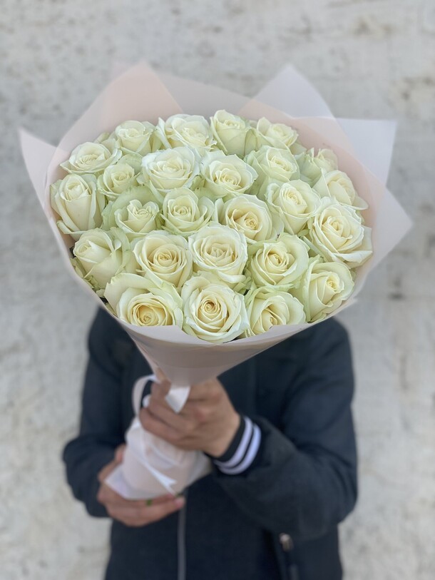 Букет из белых роз, артикул F1135699 - 6921 рублей, доставка по городу. Flawery - доставка цветов