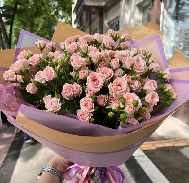 Розовая кустовая роза, артикул F1136567 - 12956 рублей, доставка по городу. Flawery - доставка цветов