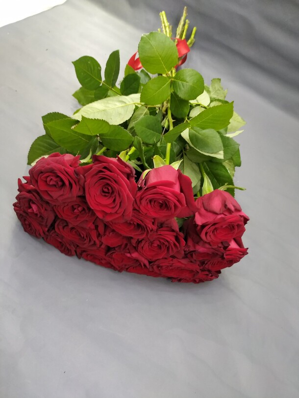 Красная роза 19 шт, артикул F1138845 - 4972 рублей, доставка по городу. Flawery - доставка цветов