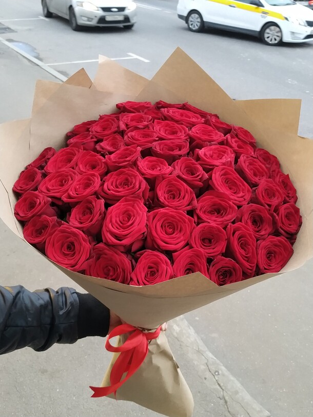 51 красная роза, артикул F1142565 - 13643 рублей, доставка по городу. Flawery - доставка цветов