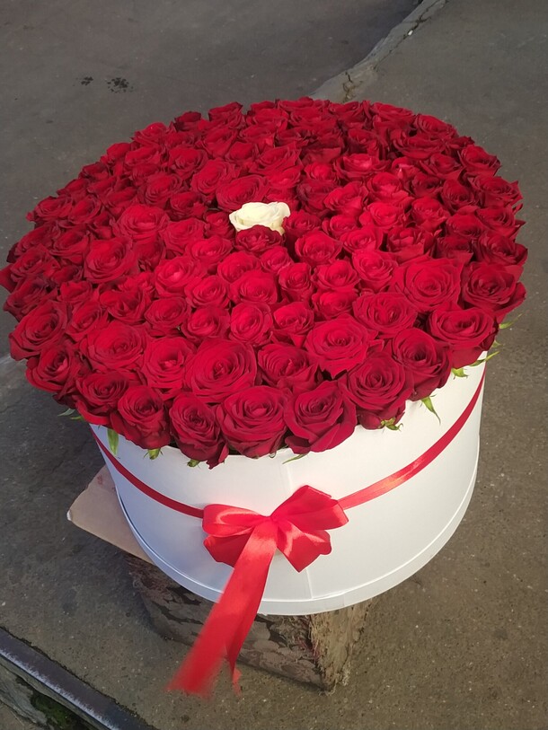 101 красная роза в коробке, артикул F1146673 - 34836 рублей, доставка по городу. Flawery - доставка цветов