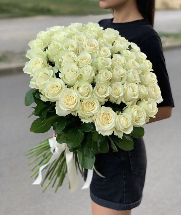 51 белая роза, артикул F1148147 - 13582 рублей, доставка по городу. Flawery - доставка цветов