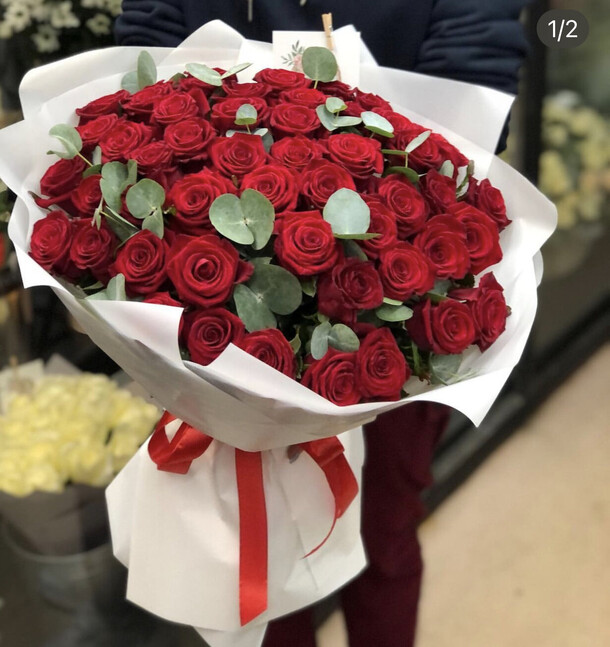 51 роза с эвкалиптом, артикул F1148191 - 15438 рублей, доставка по городу. Flawery - доставка цветов