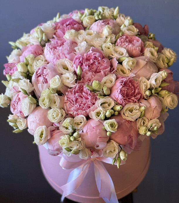 Пионы в коробке, артикул F1148208 - 30035 рублей, доставка по городу. Flawery - доставка цветов