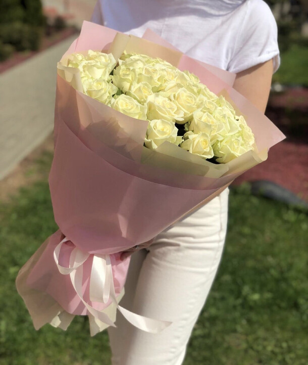 25 белая роза, артикул F1148418 - 7769 рублей, доставка по городу. Flawery - доставка цветов