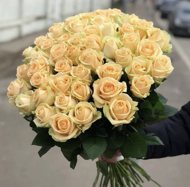 51 роза, артикул F1148426 - 12932 рублей, доставка по городу. Flawery - доставка цветов