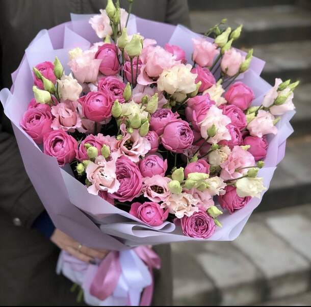 Букет нежность из эустомы и роз, артикул F1148497 - 12824 рублей, доставка по городу. Flawery - доставка цветов