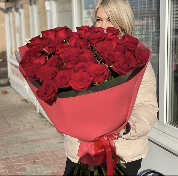 51 красная роза, артикул F1149737 - 13620 рублей, доставка по городу. Flawery - доставка цветов