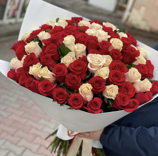 101 роза микс, артикул F1149747 - 25400 рублей, доставка по городу. Flawery - доставка цветов