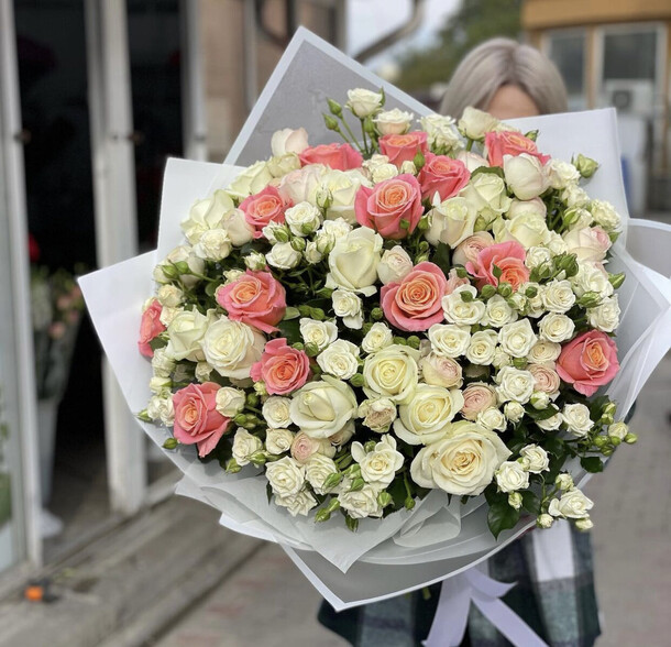 Микс из роз, артикул F1149765 - 14831 рублей, доставка по городу. Flawery - доставка цветов