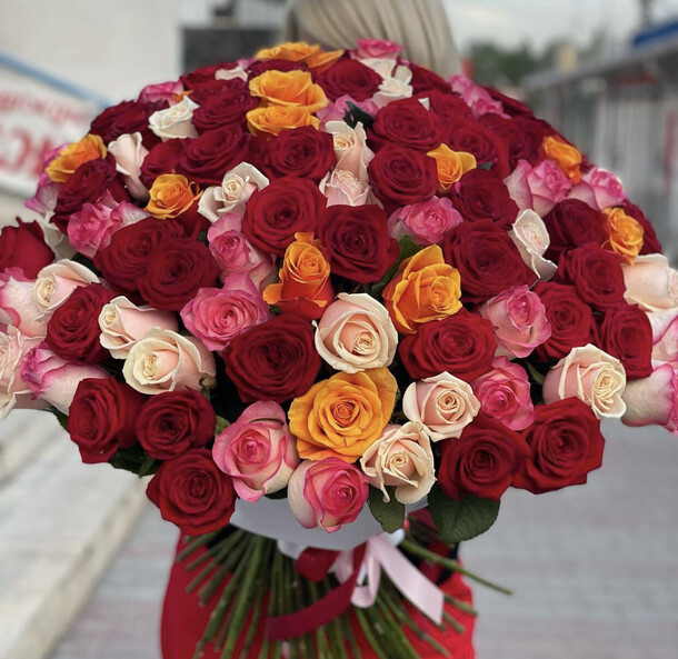 101 роза микс, артикул F1150361 - 24452 рублей, доставка по городу. Flawery - доставка цветов