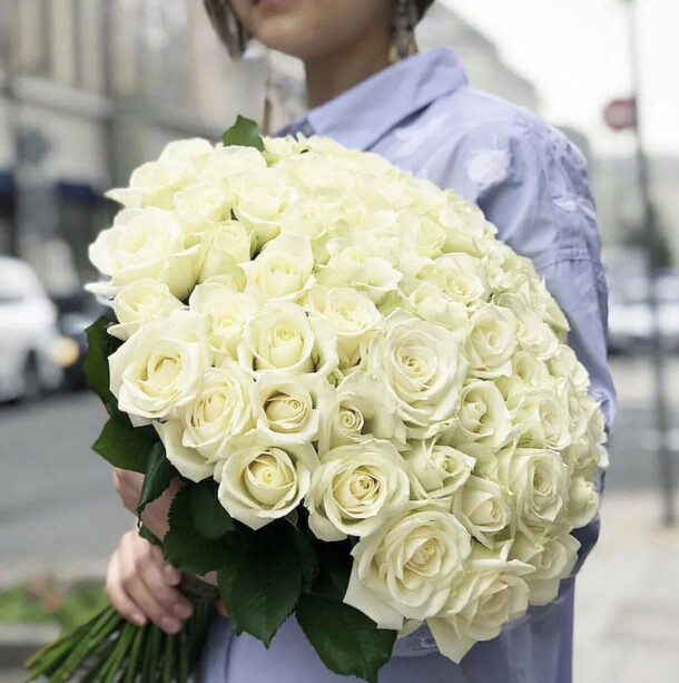 51 роза белая, артикул F1151027 - 10749 рублей, доставка по городу. Flawery - доставка цветов