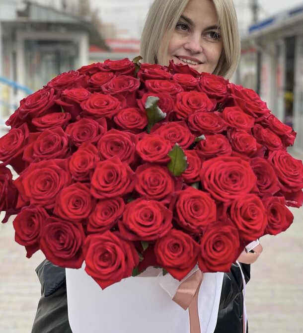 75 роза в коробке, артикул F1151091 - 22948 рублей, доставка по городу. Flawery - доставка цветов