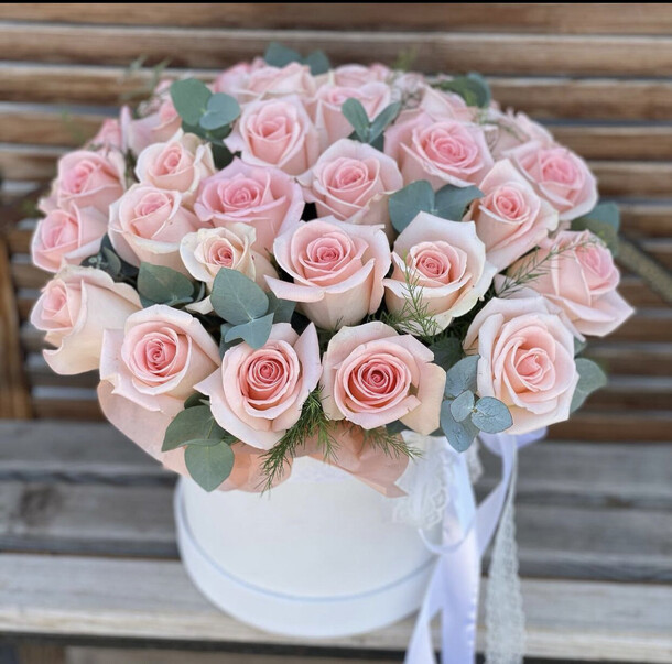 Розы в коробке, артикул F1151096 - 13182 рублей, доставка по городу. Flawery - доставка цветов