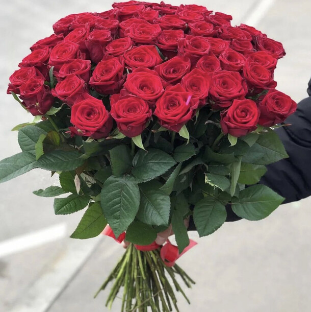 51 красная роза, артикул F1152235 - 10986 рублей, доставка по городу. Flawery - доставка цветов