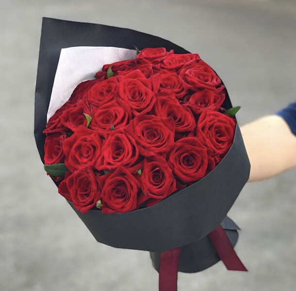 25 красных роз, артикул F1152592 - 8389 рублей, доставка по городу. Flawery - доставка цветов