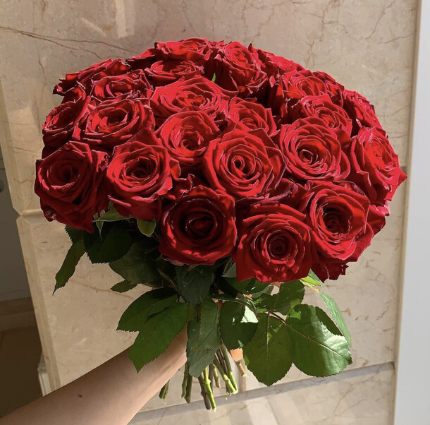 31 красная роза, артикул F1156203 - 7960 рублей, доставка по городу. Flawery - доставка цветов