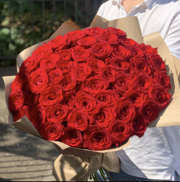 51 красная роза, артикул F1156204 - 12939 рублей, доставка по городу. Flawery - доставка цветов