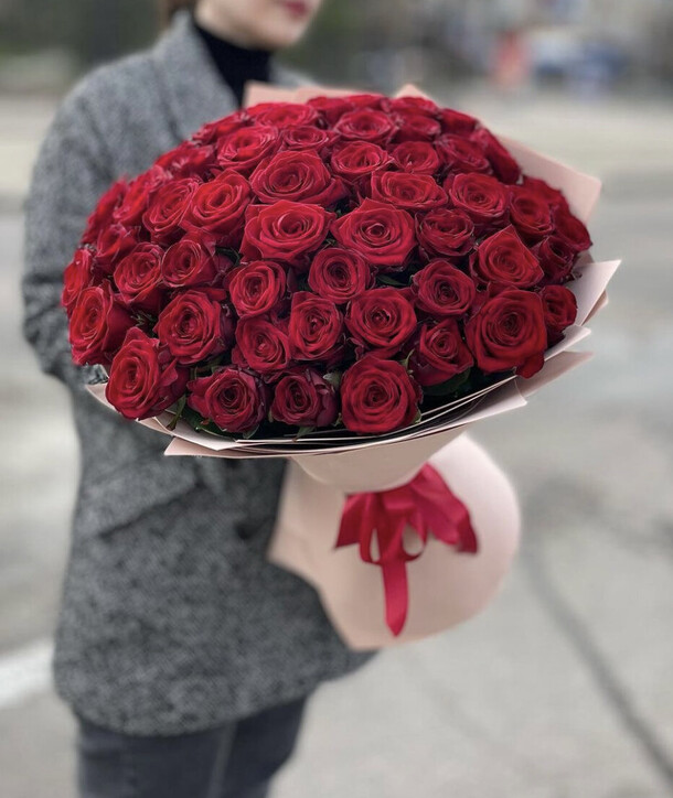 51 роза 🌹, артикул F1156207 - 13620 рублей, доставка по городу. Flawery - доставка цветов