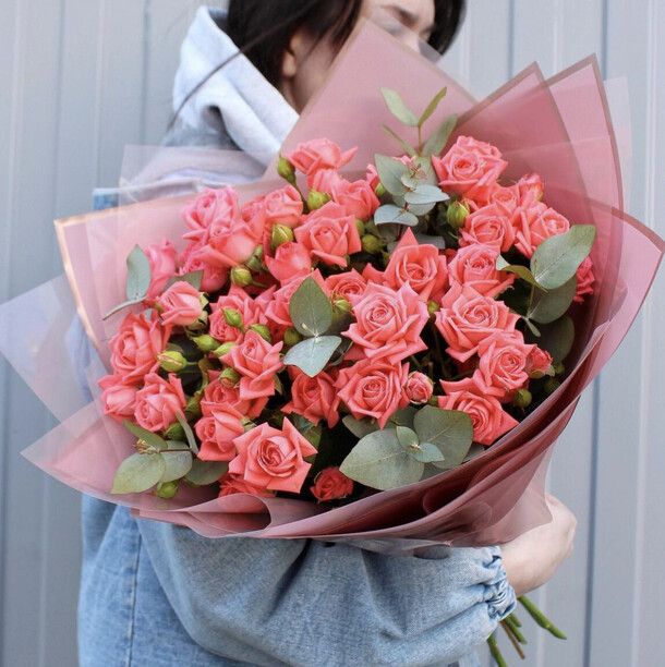 Букет из кустовых роз, артикул F1156217 - 8397 рублей, доставка по городу. Flawery - доставка цветов