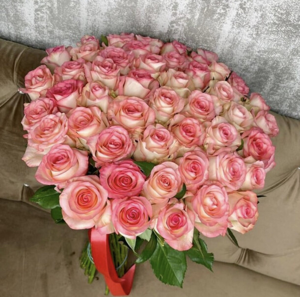 51 роза ждумилия, артикул F1156330 - 13400 рублей, доставка по городу. Flawery - доставка цветов