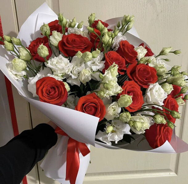 Эустома с красными розами, артикул F1159932 - 10469 рублей, доставка по городу. Flawery - доставка цветов