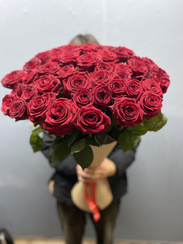 51 красных роз, артикул F1160688 - 15969 рублей, доставка по городу. Flawery - доставка цветов